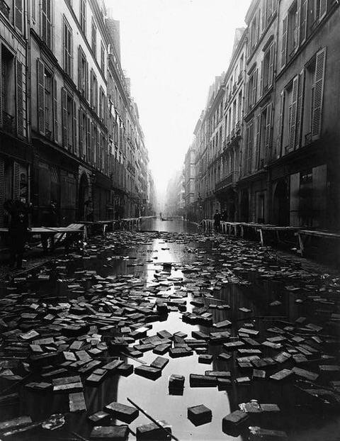 1910 Paris Seli sonrasına ait Paris sokaklarından bir fotoğraf