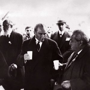 ataturk-ayran-icerken