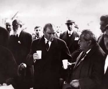 ataturk-ayran-icerken