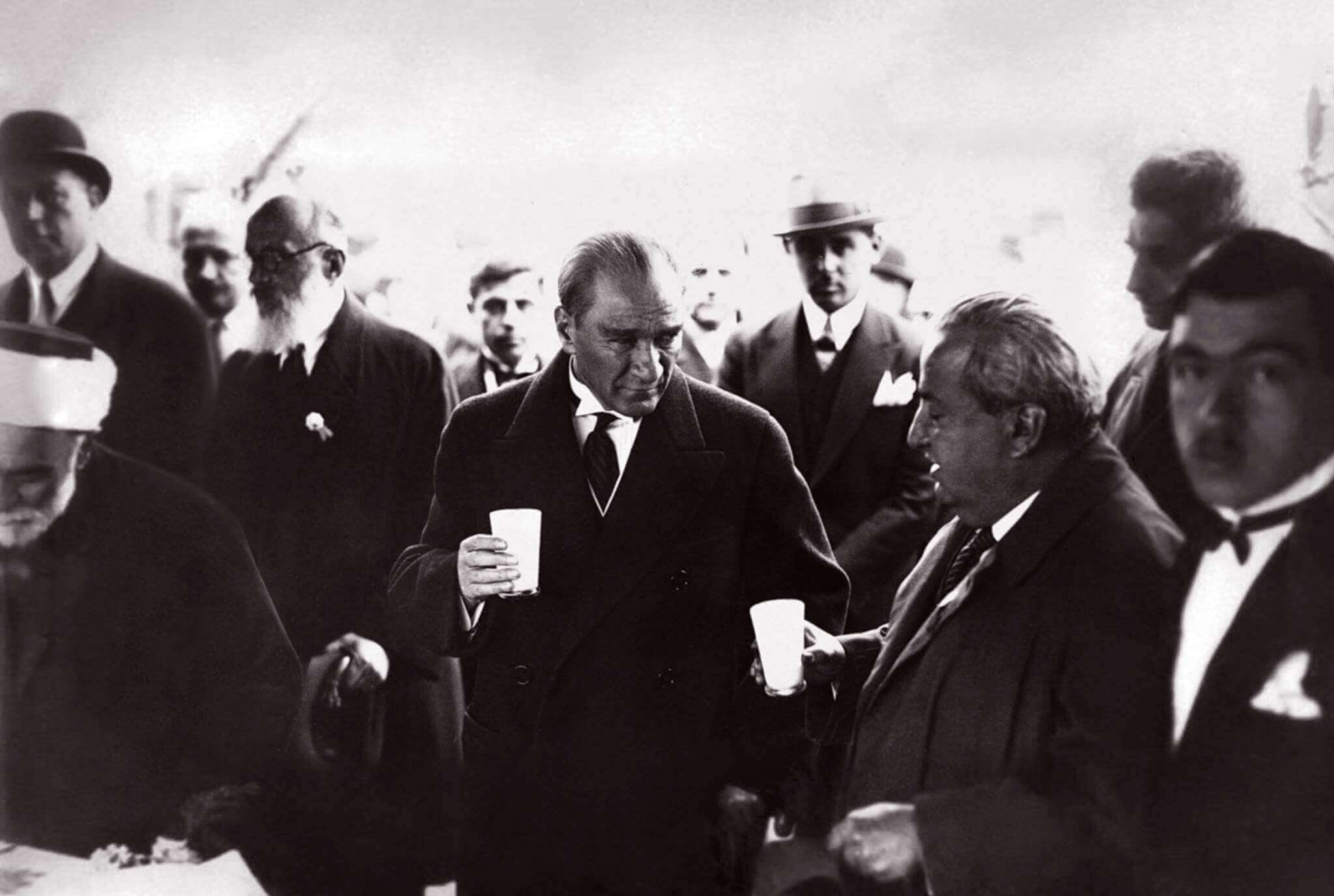 ataturk-ayran-icerken