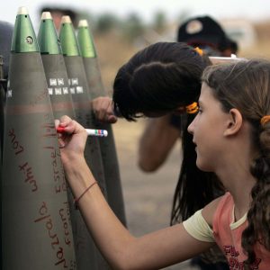 israilli-cocuk-bombaya-imza