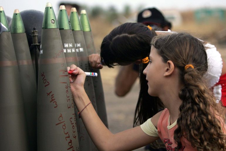 israilli-cocuk-bombaya-imza