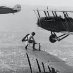 Havada Uçağın Tekerini Değiştiren Kişinin Görüldüğü Video Gladys-Ingle-ucak-tekeri-degistirme