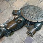 cocugu-kanalizasyona-surukleyen-surungen-heykeli