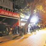 Et ve Süt Kurumu Önünde Sabah Ayazda ve Karanlıkta Ucuz Et Kuyruğunun Görüntülendiği Fotoğraf ucuz-et-kuyrugu