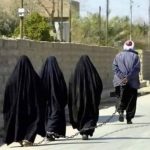 Kocaları Tarafından Ayaklarından Zincirlenen Kadınların Görüntülendiği Sanılarak Paylaşılan Fotoğraf kole-zincir