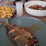 Yunanistan'ın Samos Adası'nda Levrek, Rakı, Salata ve Patatesin 4 Euro Fiyatla Satışa Sunulduğu İddiasıyla Paylaşılan Görsel yunanistan-samos-adasinda-levrek