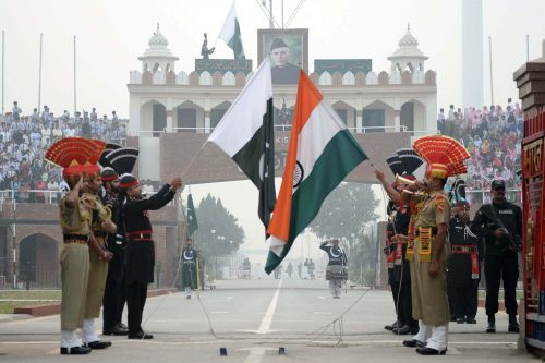 hindistan-pakistan-siniri-bayrak-toreni