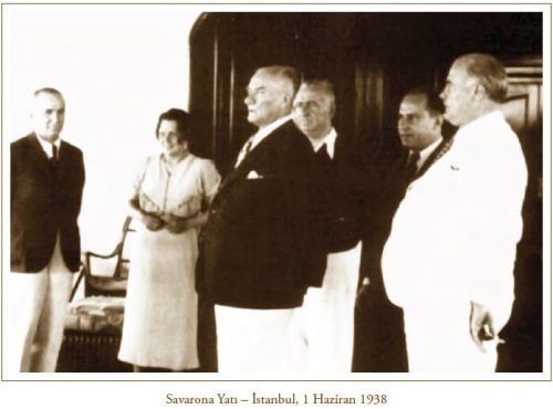 ataturk-savarona-yatindan-istanbula-bakarken