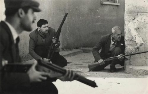 limasol-1964-direnen-silahli-turkler