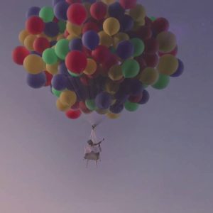 balonlarla-ucan-adam