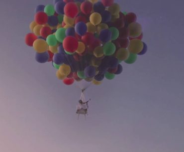 balonlarla-ucan-adam