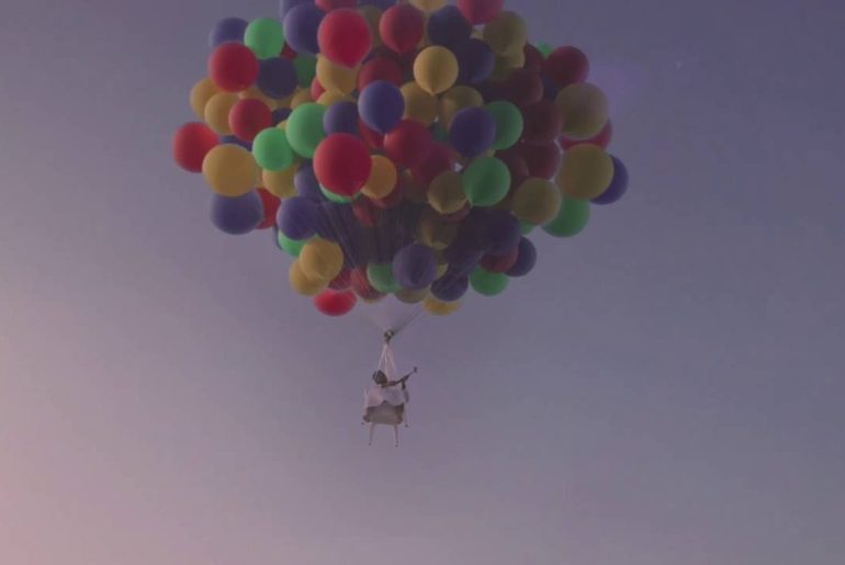 balonlarla-ucan-adam