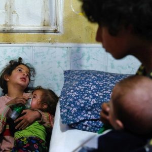 kardesinin-oksijen-maskesini-tutan