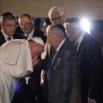 Papa'nın Rothschild, Rockefeller ve Henry Kissenger'ın Elini Öptüğü Sanılan Görüntü papa-el-opuyor