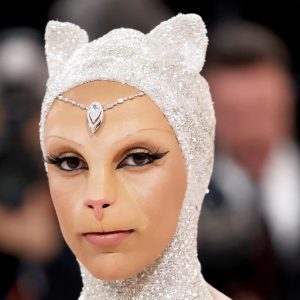 yuzunu-kediye-benzeten