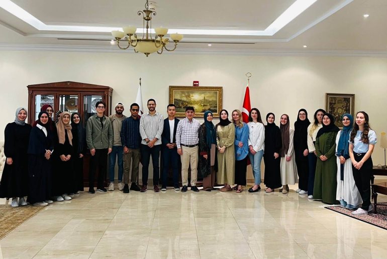 doga-buyukelciligi-katar-ogrenciler