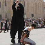 IŞİD'in Irak'ta 15 Yaşındaki Bir Genci Müzik Dinlediği İçin Başını Keserek İnfaz Ettiği Ana Ait Sanılan Fotoğraf isid-kafasini-keserek-infaz