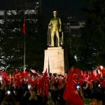 "İstersen Asalım Bütün Hoca ve Müritleri / İstersen Kapatalım Bütün İmam Hatipleri" Sloganını Atanlar trabzon-ataturk-heykeli-onunde