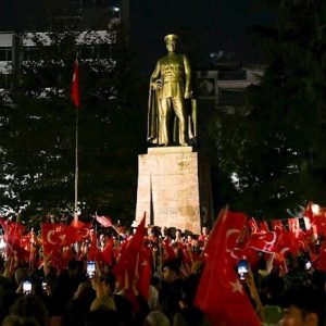 trabzon-ataturk-heykeli-onunde