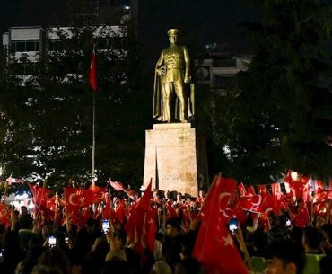 “İstersen Asalım Bütün Hoca ve Müritleri / İstersen Kapatalım Bütün İmam Hatipleri” Sloganını Atanlar trabzon-ataturk-heykeli-onunde