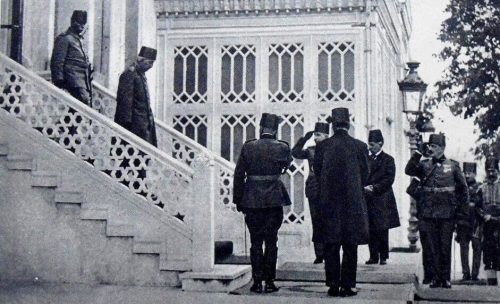 vahdettin-yildiz-sarayindan-cikarken