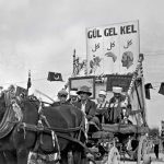 Harf Devriminin Zorunluluğunu Osmanlıca "Gül - Gel - Kel" Kelimelerinin Yazımıyla Açıklamaya Çalışan Pankart harf-inkilabi-gul-gel-kel