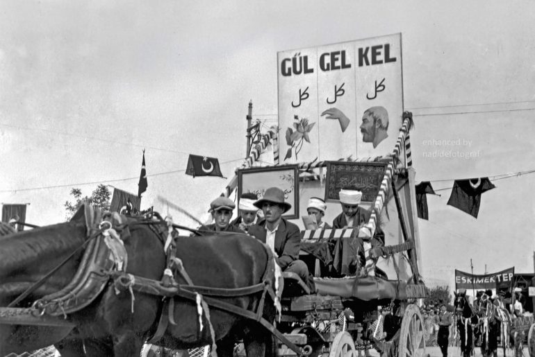 Harf Devriminin Zorunluluğunu Osmanlıca “Gül – Gel – Kel” Kelimelerinin Yazımıyla Açıklamaya Çalışan Pankart harf-inkilabi-gul-gel-kel