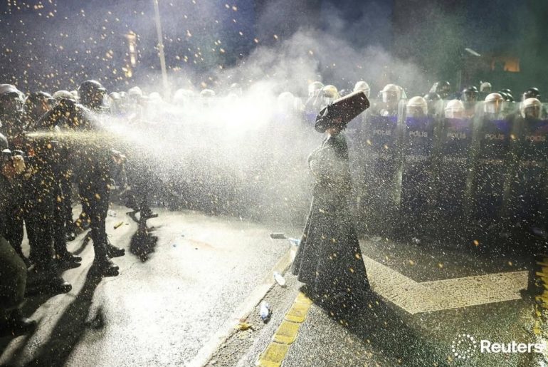 Saraçhane’deki Eyleme Katılan Gaz Maskeli Semazen Kıyafetli Kişiyi Polisin Alkışladığı İddiası maskeli-semazen