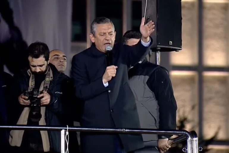 CHP Genel Başkanı Özgür Özel’in Saraçhane’de Yaptığı Konuşmada Polisle Çatışma Çağrısı Yaptığı İddiası Doğru Değil ozgur-ozel-sarachane