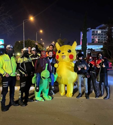 pikachu-kostumlu-eylemci-polis