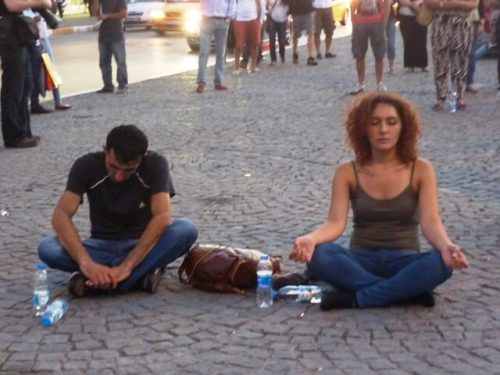 gezi-parki-yoga-eylemi