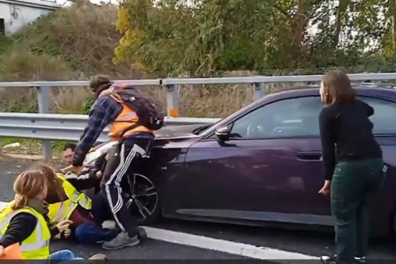 iklim-aktivistini-ezdi