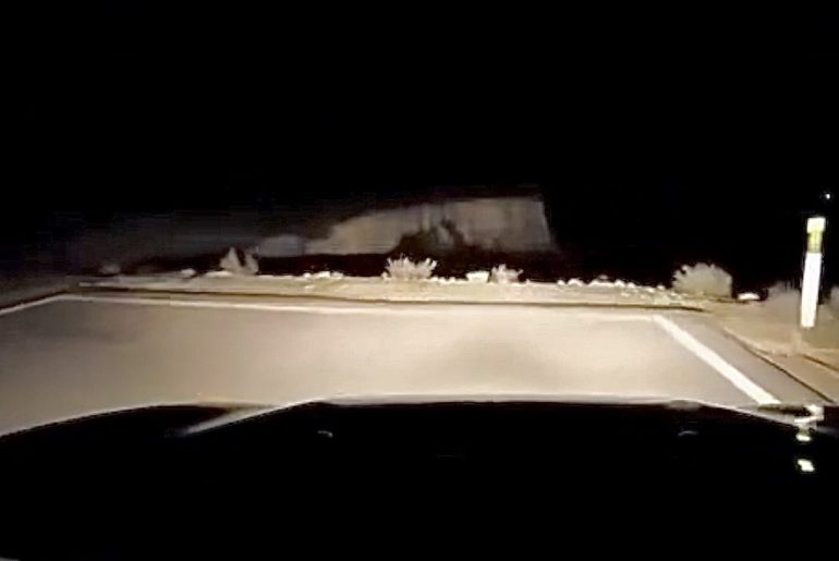 Kuşa Çarpmamak İçin Fren Yapan Aracın Uçuruma Düşmekten Kurtulduğu İddiasıyla Paylaşılan Görüntü gece-yol-ucurum