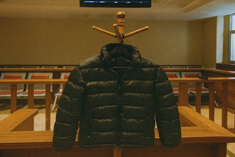 Bursa’da Bir Mahkemenin Sanıklara Cebinde Uyuşturucu Bulunan Montu Denettirerek Hapis Cezası Verdiği İddiası mont-mahkeme