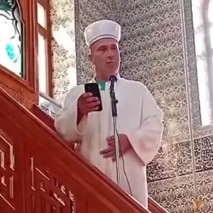 hutbede-cemaate-kizan-hoca