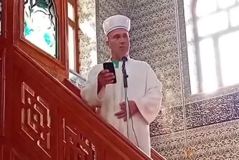 hutbede-cemaate-kizan-hoca