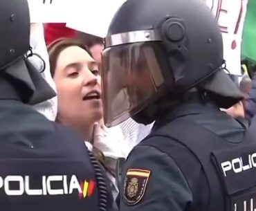 kadin-protestocu-polis