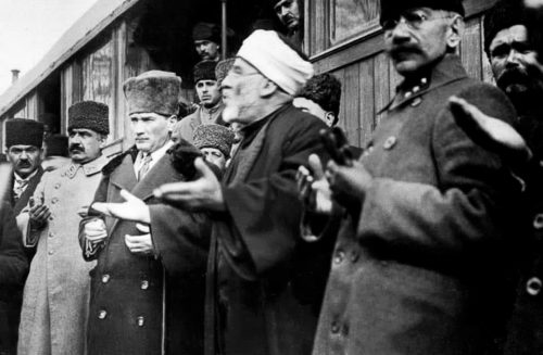 ataturk-dua-ederken-1923-usak