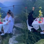 Bir Çiftin Tele Bağlı Masa Sistemiyle Bir Yamaçtan Vadiye Doğru İlerlediği Görülen Video cift-havada-yemek-masasi