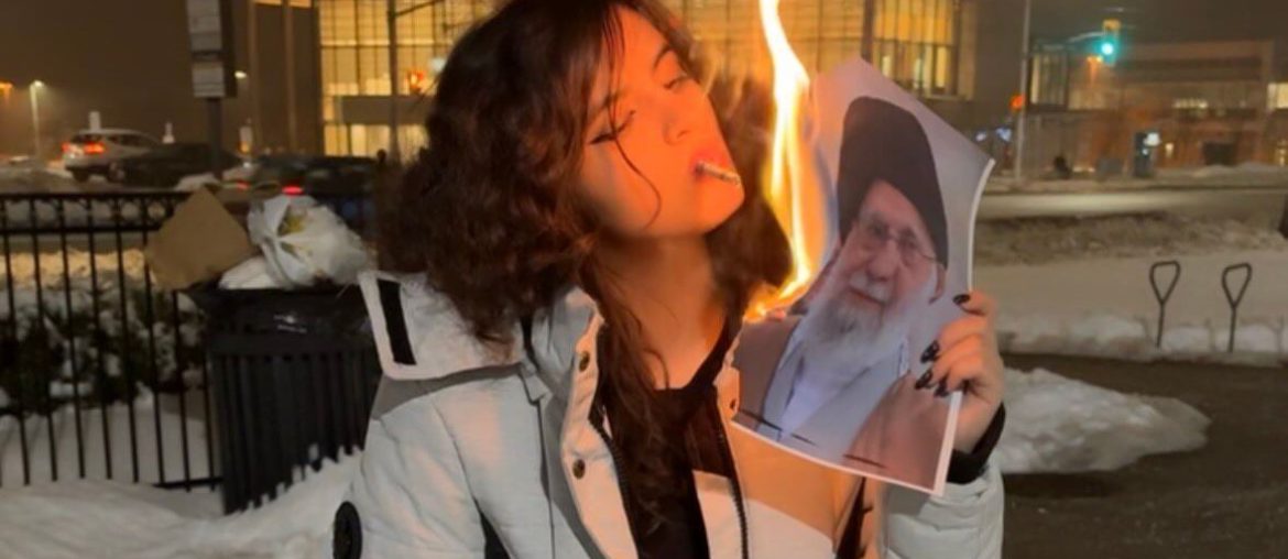 hamaney-resmiyle-sigarasini-yakan-kadin