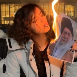 hamaney-resmiyle-sigarasini-yakan-kadin