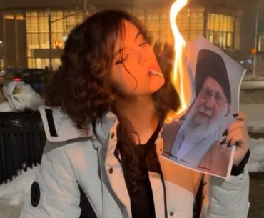 hamaney-resmiyle-sigarasini-yakan-kadin