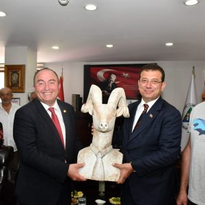 ekrem-imamoglu-teke-heykeli