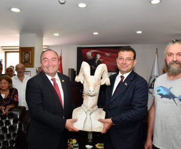 ekrem-imamoglu-teke-heykeli