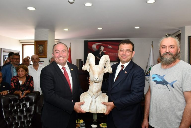 ekrem-imamoglu-teke-heykeli