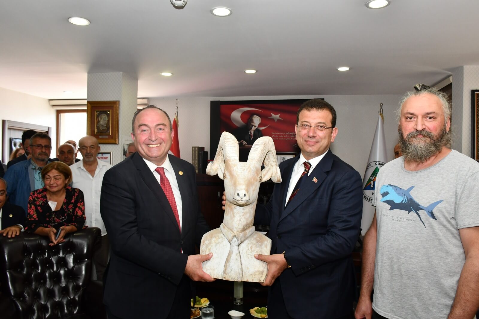 Ekrem İmamoğlu’nun Elinde Tuttuğu Koç Heykelinin Epstein Dosyası ya da Baphomet Simgesiyle İlgili Olduğu İddiası ekrem-imamoglu-teke-heykeli