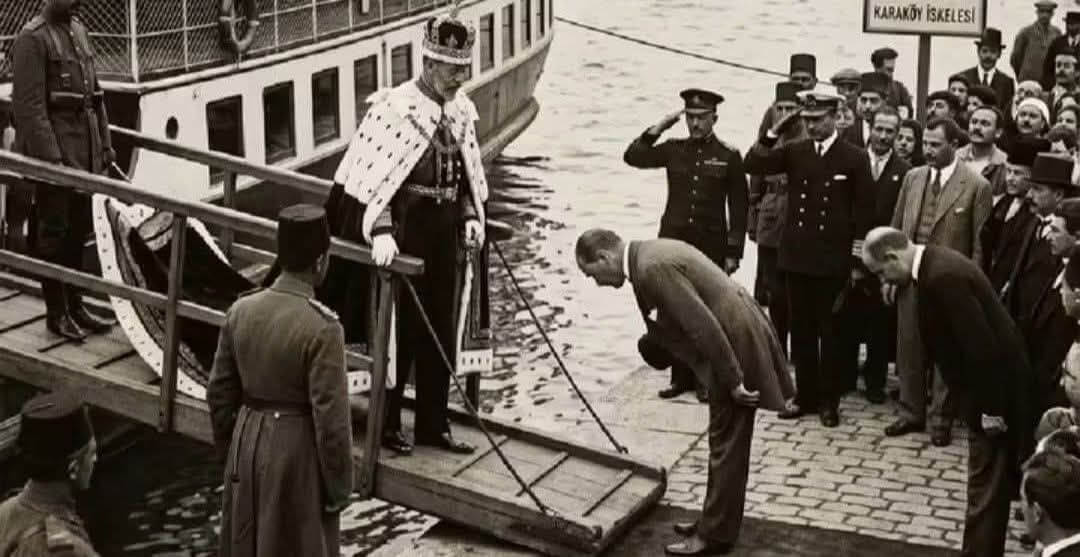 Atatürk’ün İngiltere Kralının Önünde Eğildiği Uydurularak Paylaşılan Yapay Zekâ Ürünü Görsel