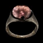 İsveç’te Arkeologların 150 Yıl Önce Viking Mezarında Bulduğu “Allah” Yazılı Yüzük Allah-yazili-yuzuk
