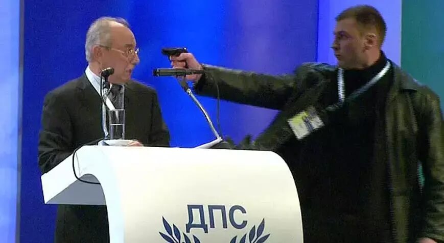 Binyamin Netanyahu’ya İsrail Parlamentosunda Saldırıda Bulunulduğu İddiasıyla Paylaşılan Bulgaristan’da Türk Vekile Suikast Girişiminden Görüntü ahmet-dogan-suikast